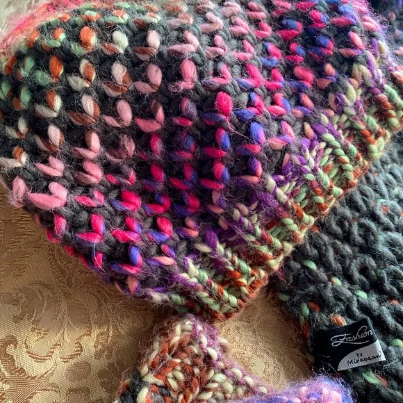 Hat, scarf and hand warmers - Picture 5 of 6